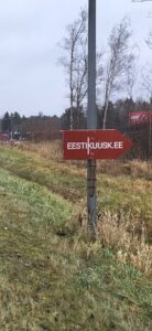 Eestikuusk - suunaviit maanteel